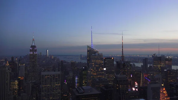 ニューヨーク アメリカ マンハッタンのミッドタウンとダウンタウンの高層ビルの空中写真Ar日没と夕暮れ時間 — ストック写真