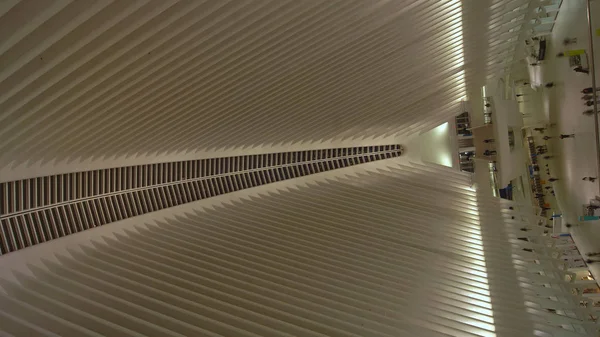 美国纽约市 位于美国纽约市的世界贸易中心地铁站的Oculus交通枢纽的未来形态 由圣地亚哥 卡拉特拉瓦设计 — 图库照片
