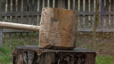 Ahşap blok üzerinde Balyoz