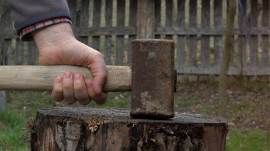 Ahşap blok üzerinde Balyoz