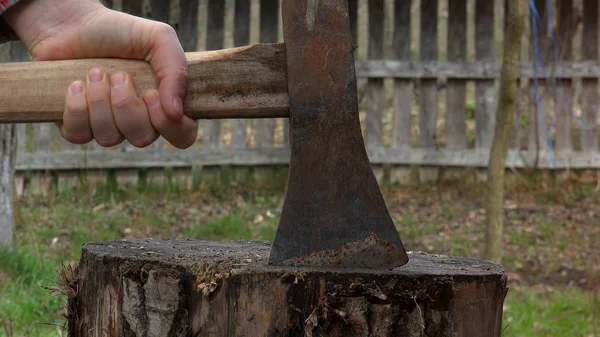 Sledgehammer Nad Drewnianym Bloku — Zdjęcie stockowe