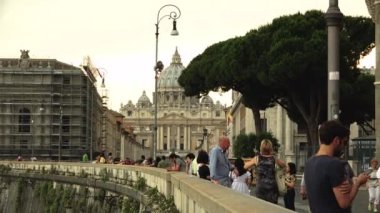 Vatikan - yaklaşık 2019: Roma, İtalya, Vatikan ve St. Peters Bazilikası. Vatikan Şehir Devleti, Roma şehrinde duvarlarla çevrili bir bölge..