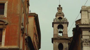 Vatikan - yaklaşık 2019: Roma, İtalya, Vatikan ve St. Peters Bazilikası. Vatikan Şehir Devleti, Roma şehrinde duvarlarla çevrili bir bölge..