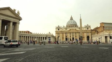 Vatikan - yaklaşık 2019: Roma, İtalya, Vatikan ve St. Peters Bazilikası. Vatikan Şehir Devleti, Roma şehrinde duvarlarla çevrili bir bölge..