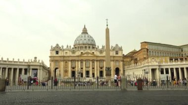 Vatikan - yaklaşık 2019: Roma, İtalya, Vatikan ve St. Peters Bazilikası. Vatikan Şehir Devleti, Roma şehrinde duvarlarla çevrili bir bölge..