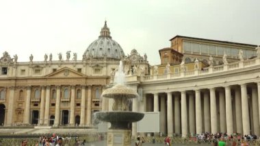 Vatikan - yaklaşık 2019: Roma, İtalya, Vatikan ve St. Peters Bazilikası. Vatikan Şehir Devleti, Roma şehrinde duvarlarla çevrili bir bölge..