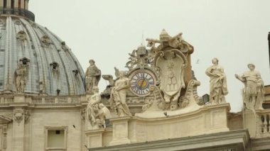 Vatikan - yaklaşık 2019: Roma, İtalya, Vatikan ve St. Peters Bazilikası. Vatikan Şehir Devleti, Roma şehrinde duvarlarla çevrili bir bölge..