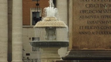 Vatikan - yaklaşık 2019: Roma, İtalya, Vatikan ve St. Peters Bazilikası. Vatikan Şehir Devleti, Roma şehrinde duvarlarla çevrili bir bölge..