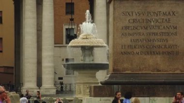 Vatikan - yaklaşık 2019: Roma, İtalya, Vatikan ve St. Peters Bazilikası. Vatikan Şehir Devleti, Roma şehrinde duvarlarla çevrili bir bölge..