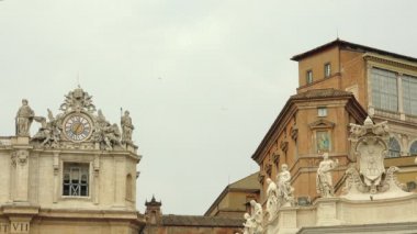 Vatikan - yaklaşık 2019: Roma, İtalya, Vatikan ve St. Peters Bazilikası. Vatikan Şehir Devleti, Roma şehrinde duvarlarla çevrili bir bölge..