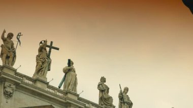 Vatikan - yaklaşık 2019: Roma, İtalya, Vatikan ve St. Peters Bazilikası. Vatikan Şehir Devleti, Roma şehrinde duvarlarla çevrili bir bölge..