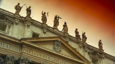 Vatikan - yaklaşık 2019: Roma, İtalya, Vatikan ve St. Peters Bazilikası. Vatikan Şehir Devleti, Roma şehrinde duvarlarla çevrili bir bölge..