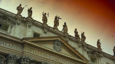 Vatikan - yaklaşık 2019: Roma, İtalya, Vatikan ve St. Peters Bazilikası. Vatikan Şehir Devleti, Roma şehrinde duvarlarla çevrili bir bölge..