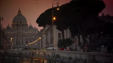Vatikan 'daki Aziz Peter Kilisesi' nin alacakaranlık manzarası (Vatikan 'daki Papale di San Pietro Bazilikası))