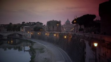 Vatikan 'daki Aziz Peter Kilisesi' nin alacakaranlık manzarası (Vatikan 'daki Papale di San Pietro Bazilikası))