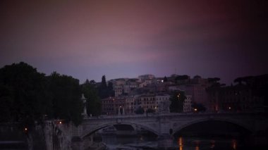Vatikan 'daki Aziz Peter Kilisesi' nin alacakaranlık manzarası (Vatikan 'daki Papale di San Pietro Bazilikası))