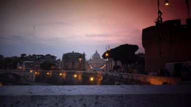 Vatikan 'daki Aziz Peter Kilisesi' nin alacakaranlık manzarası (Vatikan 'daki Papale di San Pietro Bazilikası))