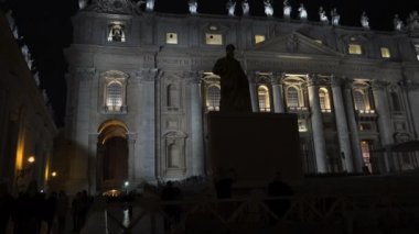 Vatikan 'daki Aziz Peter Kilisesi' nin (Vatikan 'daki Basilica Papale di San Pietro) gece görüşü)