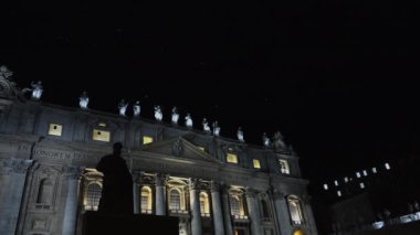 Vatikan 'daki Aziz Peter Kilisesi' nin (Vatikan 'daki Basilica Papale di San Pietro) gece görüşü)