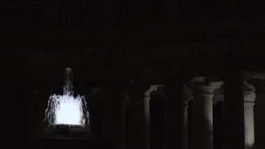 Vatikan 'daki Aziz Peter Kilisesi' nin (Vatikan 'daki Basilica Papale di San Pietro) gece görüşü)