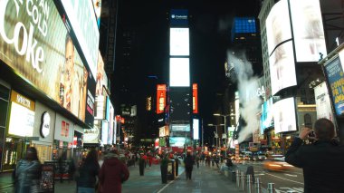 NEW YORK CITY - 2019 dolaylarında: New York 'ta gece Times Meydanı trafiği. Times Meydanı, New York ve Amerika Birleşik Devletleri 'nin simgelerinden biri haline geldi..