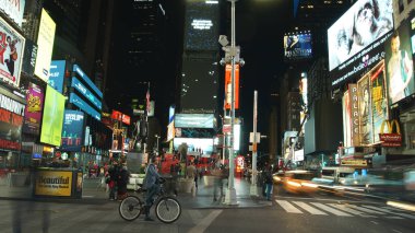NEW YORK CITY - 2019 dolaylarında: New York 'ta gece Times Meydanı trafiği. Times Meydanı, New York ve Amerika Birleşik Devletleri 'nin simgelerinden biri haline geldi..