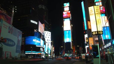 NEW YORK CITY - 2019 dolaylarında: New York 'ta gece Times Meydanı trafiği. Times Meydanı, New York ve Amerika Birleşik Devletleri 'nin simgelerinden biri haline geldi..