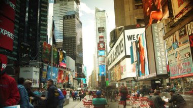 NEW YORK CITY - 2019 dolaylarında: New York 'ta gece Times Meydanı trafiği. Times Meydanı, New York ve Amerika Birleşik Devletleri 'nin simgelerinden biri haline geldi..