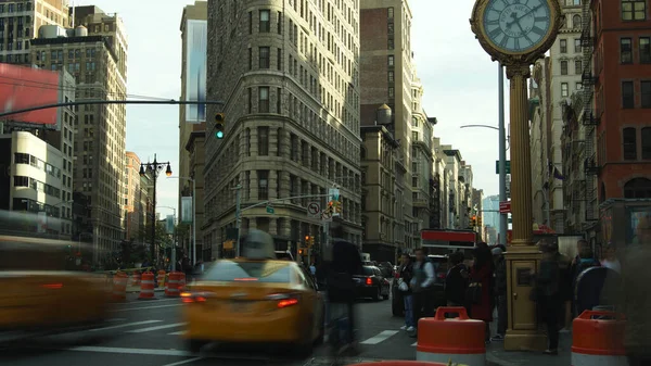 Nueva York City Circa 2019 Tráfico Pasa Frente Emblemático Edificio — Foto de Stock