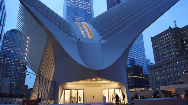 New York City - takriben 2019: Dünya Ticaret Merkezi Manhattan 'daki Santiago Calatrava Fütürist Westfield Alışveriş Merkezi' nin The Oculus 'unda gezen müşteriler ve yolcular,