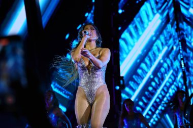 02-09-2025 İstanbul Türkiye: Jennifer Lopez konser sırasında sahnede canlı performans sergiledi