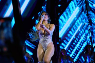 02-09-2025 İstanbul Türkiye: Jennifer Lopez konser sırasında sahnede canlı performans sergiledi