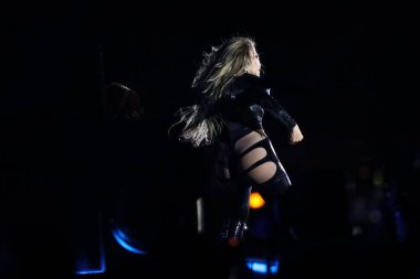 02-09-2025 İstanbul Türkiye: Jennifer Lopez konser sırasında sahnede canlı performans sergiledi