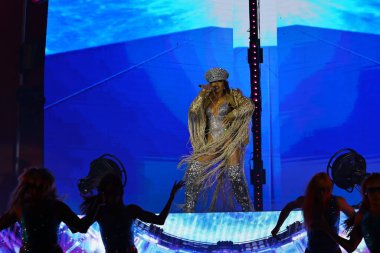 02-09-2025 İstanbul Türkiye: Jennifer Lopez konser sırasında sahnede canlı performans sergiledi