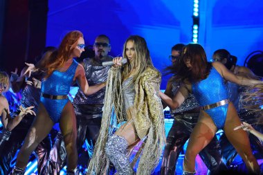 02-09-2025 İstanbul Türkiye: Jennifer Lopez konser sırasında sahnede canlı performans sergiledi