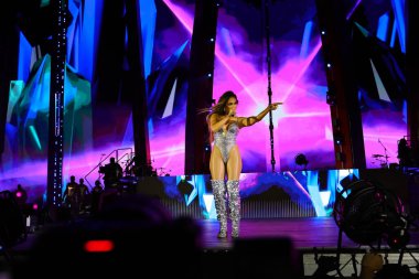 02-09-2025 İstanbul Türkiye: Jennifer Lopez konser sırasında sahnede canlı performans sergiledi