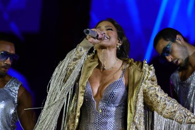 02-09-2025 İstanbul Türkiye: Jennifer Lopez konser sırasında sahnede canlı performans sergiledi