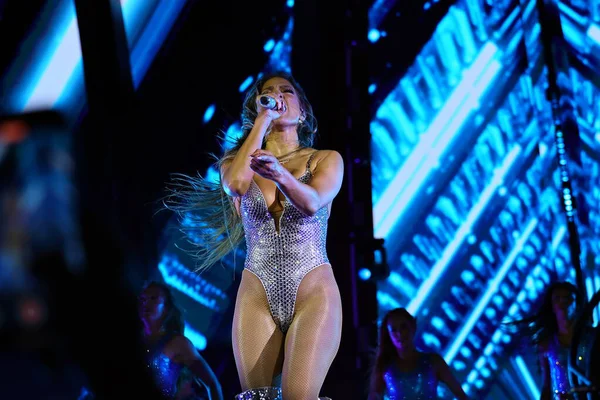 02-09-2025 İstanbul Türkiye: Jennifer Lopez konser sırasında sahnede canlı performans sergiledi