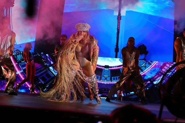 02-09-2025 İstanbul Türkiye: Jennifer Lopez konser sırasında sahnede canlı performans sergiledi