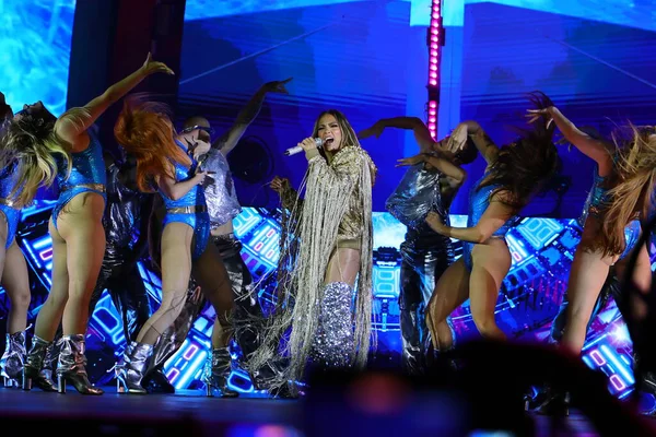 02-09-2025 İstanbul Türkiye: Jennifer Lopez konser sırasında sahnede canlı performans sergiledi