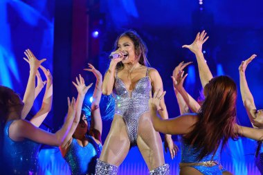 02-09-2025 İstanbul Türkiye: Jennifer Lopez konser sırasında sahnede canlı performans sergiledi