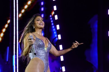 02-09-2025 İstanbul Türkiye: Jennifer Lopez konser sırasında sahnede canlı performans sergiledi