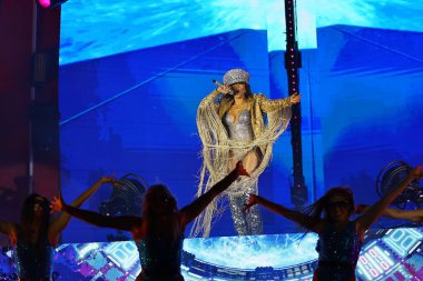 02-09-2025 İstanbul Türkiye: Jennifer Lopez konser sırasında sahnede canlı performans sergiledi