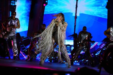 02-09-2025 İstanbul Türkiye: Jennifer Lopez konser sırasında sahnede canlı performans sergiledi