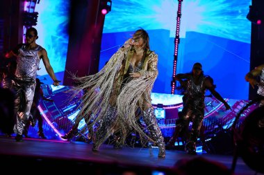 02-09-2025 İstanbul Türkiye: Jennifer Lopez konser sırasında sahnede canlı performans sergiledi