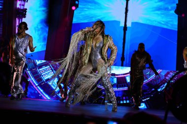 02-09-2025 İstanbul Türkiye: Jennifer Lopez konser sırasında sahnede canlı performans sergiledi