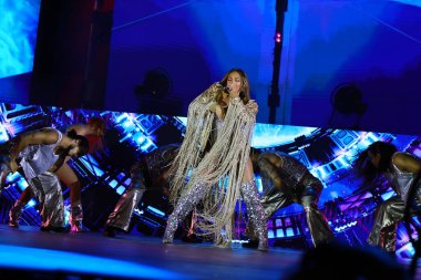 02-09-2025 İstanbul Türkiye: Jennifer Lopez konser sırasında sahnede canlı performans sergiledi