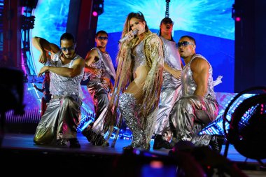 02-09-2025 İstanbul Türkiye: Jennifer Lopez konser sırasında sahnede canlı performans sergiledi