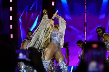 02-09-2025 İstanbul Türkiye: Jennifer Lopez konser sırasında sahnede canlı performans sergiledi