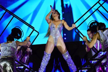 02-09-2025 İstanbul Türkiye: Jennifer Lopez konser sırasında sahnede canlı performans sergiledi